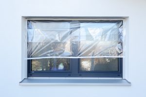 Ein Fenster ist zur Hälfte mit Malerfolie abgeklebt