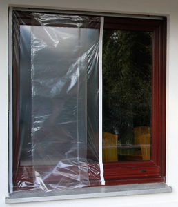 Ein Fenster ist mit Zitra Fol abgeklebt