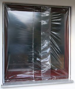 Ein Fenster ist komplett mit Zitra Fol abgeklebt