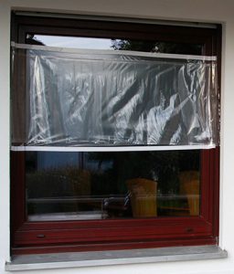 Ein Fenster ist mit Zitra Fol abgeklebt