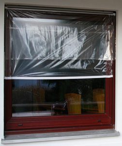 Ein Fenster ist mit Zitra Fol abgeklebt