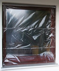 Ein Fenster ist komplett mit Zitra Fol abgeklebt